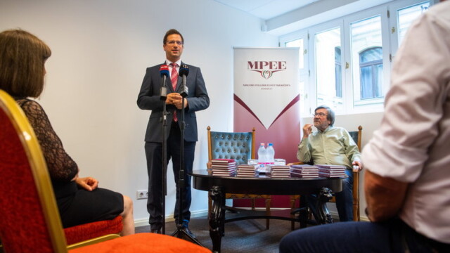 Budapest, 2021. június 21.
Gulyás Gergely Miniszterelnökséget vezetõ miniszter (b) beszédet mond Kónya Imre korábbi belügyminiszter, egykori MDF-es politikus (j) Megadatott címû kötetének bemutatóján Budapesten az Úri utcában 2021. június 21-én.
MTI/Balogh Zoltán