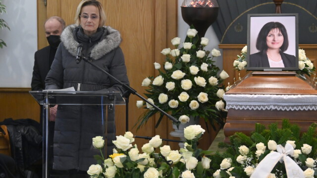 Budapest, 2024. január 29.
Gyõri Enikõ, a Magyar Polgári Együttmûködés Egyesület elnöke, a Fidesz európai parlamenti képviselõje beszédet mond Vízkelety Mariann, a Magyar Polgári Együttmûködés Egyesület volt elnöke, korábbi közigazgatási és igazságügyi államtitkár, volt miniszterelnöki biztos ravatalánál az Óbudai temetõ ravatalozójának Fõnix termében 2024. január 29-én. Vízkelety Mariann január 7-én, 67 éves korában hunyt el.
MTI/Máthé Zoltán