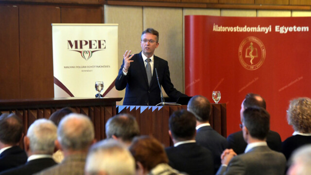 Budapest, 2024. november 4.
Hankó Balázs kultúráért és innovációért felelős miniszter beszél a Magyar egyetemek a nemzetközi rangsorokban - hol tartunk? címmel, a felsőoktatási modellváltás múltjáról, jelenéről és jövőjéről tartott tanácskozáson az Állatorvostudományi Egyetemen 2024. november 4-én.
MTI/Soós Lajos